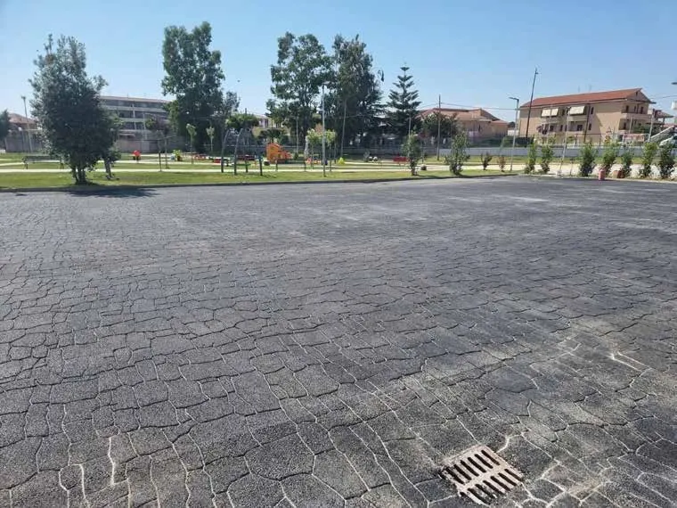 Ampia area urbana pavimentata in asfalto stampato effetto pietra