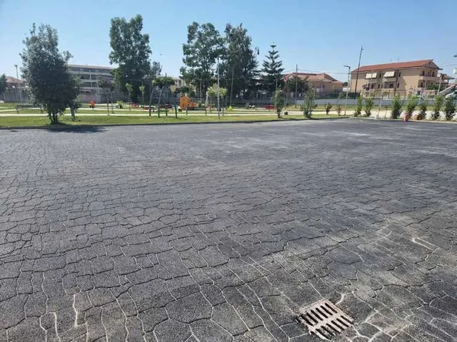 Area urbana pavimentata in asfalto stampato