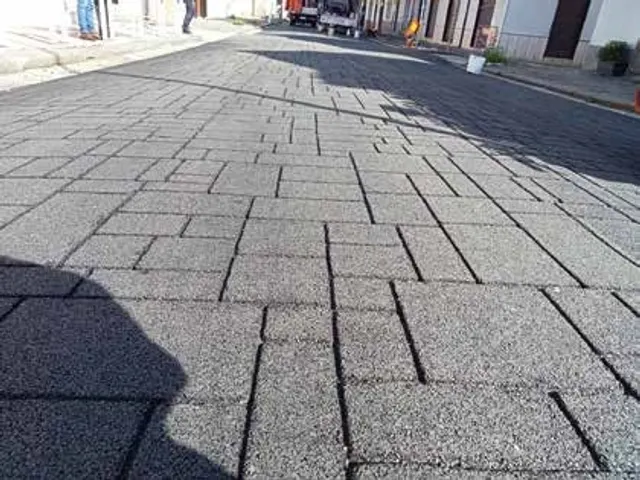 Dettaglio di asfalto stampato effetto pietra grigia