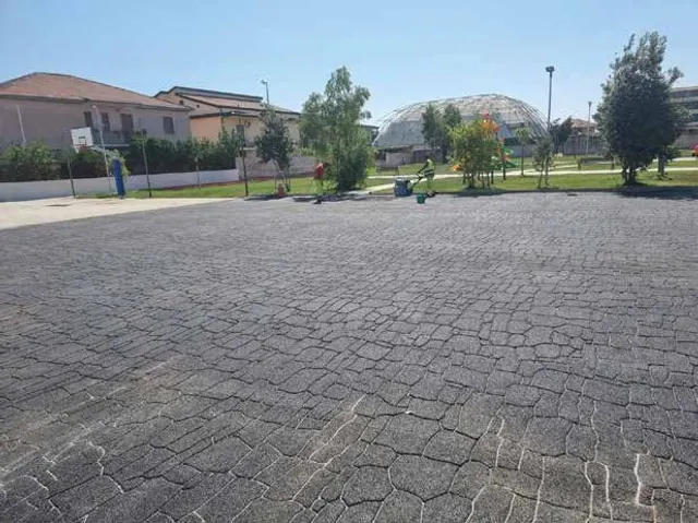 Piazza pavimentata in asfalto stampato effetto pietra