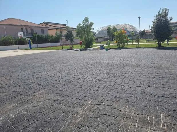 Piazza pavimentata in asfalto stampato effetto pietra