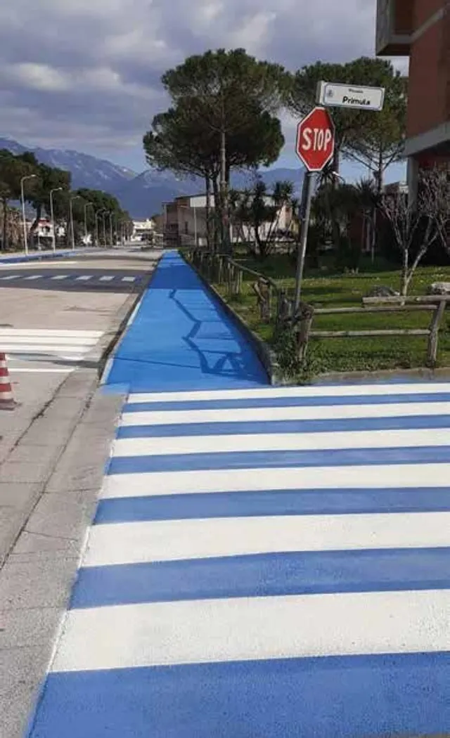 Attraversamento pedonale in resina blu e bianca