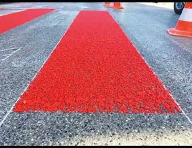 Attraversamento pedonale rialzato rosso ripreso di notte