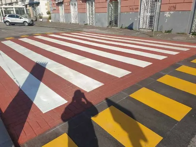 Attraversamento pedonale con rampe colorate in termoplastico