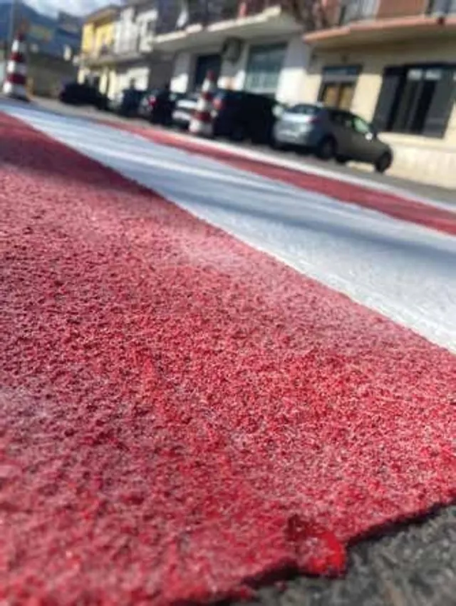 Dettaglio ravvicinato di colato plastico a freddo rosso antisdrucciolo