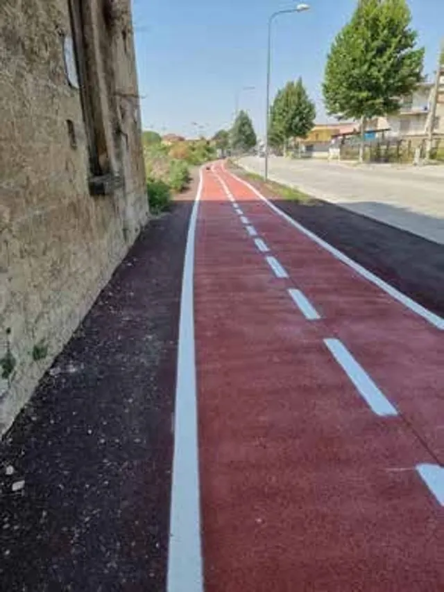 Pista ciclabile realizzata in resina rossa