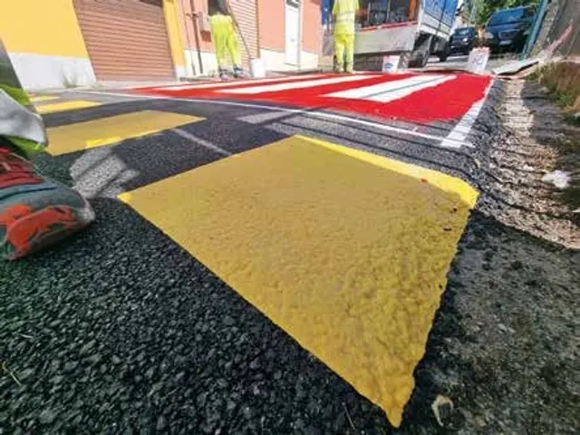 Rampa in resina antiskid gialla in fase di realizzazione