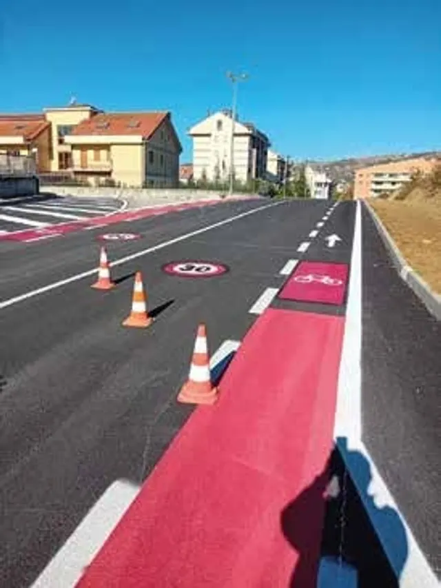 Rotatoria con segnaletica in resina colorata in corso di realizzazione