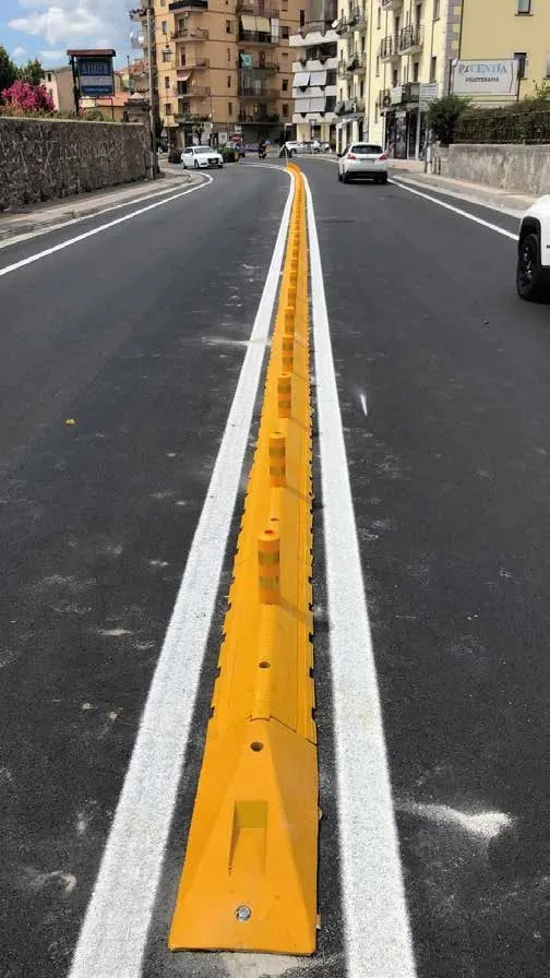 Separatore di corsia in gomma gialla con inserti catarifrangenti installato in mezzeria