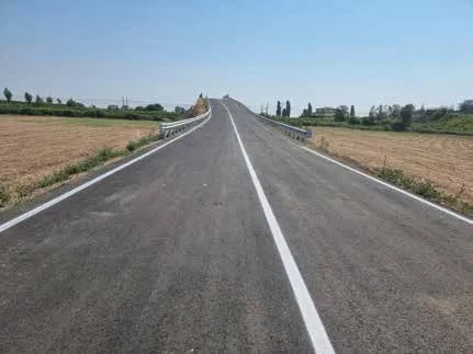 Strada extraurbana con segnaletica orizzontale appena realizzata