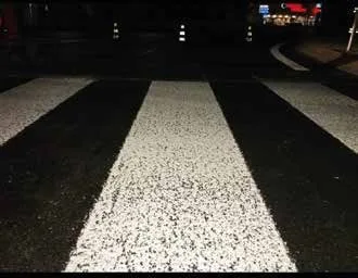 Segnaletica orizzontale fotografata di notte, con elevata visibilità