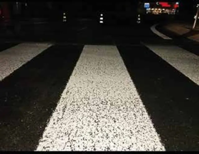 Segnaletica orizzontale ripresa di notte con elevata visibilità