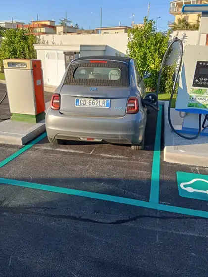 Segnaletica di un distributore di carburante — Casalnuovo di Napoli (NA), fotografia 3 di 24