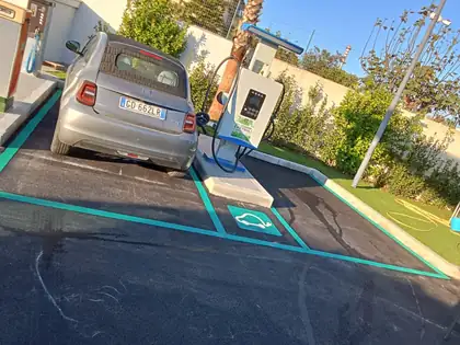 Segnaletica di un distributore di carburante — Casalnuovo di Napoli (NA), fotografia 4 di 24