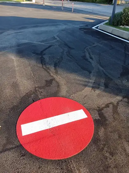 Segnaletica di un distributore di carburante — Casalnuovo di Napoli (NA), fotografia 7 di 24