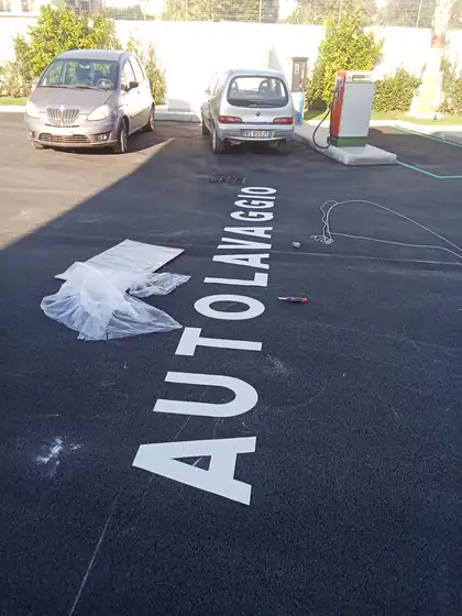 Segnaletica di un distributore di carburante — Casalnuovo di Napoli (NA), fotografia 15 di 24