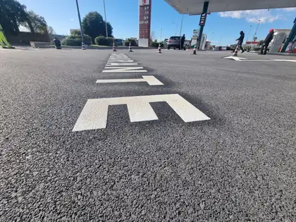 Segnaletica di un distributore di carburante — Casalnuovo di Napoli (NA), fotografia 19 di 24