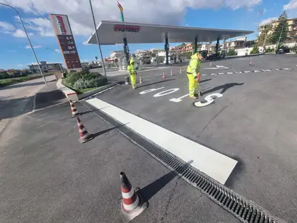Segnaletica di un distributore di carburante — Casalnuovo di Napoli (NA), fotografia 22 di 24