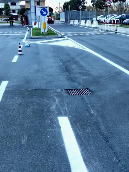 Segnaletica orizzontale nella base NATO — Lago Patria (NA), fotografia 11 di 18