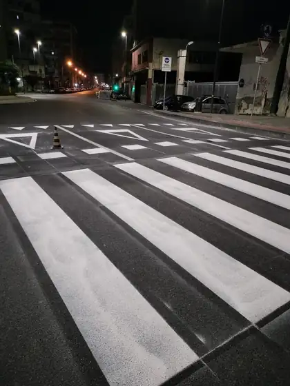 Segnaletica orizzontale in via Marina — Napoli (NA), fotografia 1 di 14