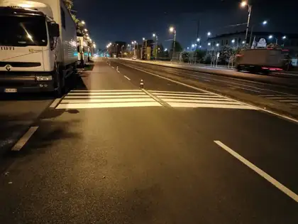 Segnaletica orizzontale in via Marina — Napoli (NA), fotografia 5 di 14