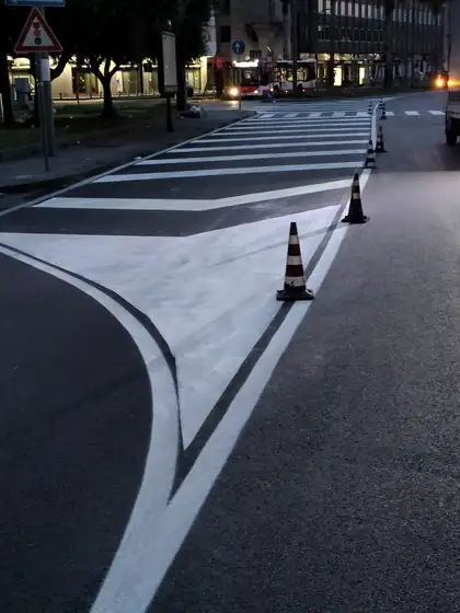Segnaletica orizzontale in via Marina — Napoli (NA), fotografia 7 di 14