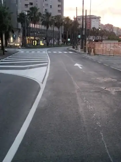 Segnaletica orizzontale in via Marina — Napoli (NA), fotografia 8 di 14