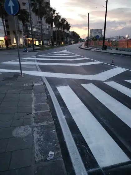 Segnaletica orizzontale in via Marina — Napoli (NA), fotografia 9 di 14