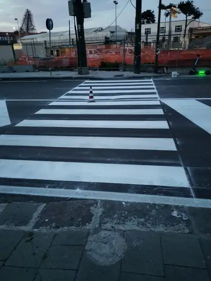Segnaletica orizzontale in via Marina — Napoli (NA), fotografia 10 di 14