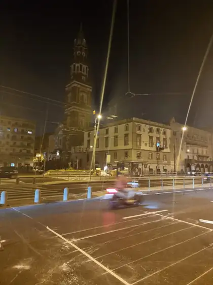 Segnaletica orizzontale in via Marina — Napoli (NA), fotografia 11 di 14