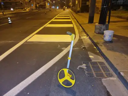 Segnaletica orizzontale in via Marina — Napoli (NA), fotografia 12 di 14