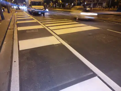 Segnaletica orizzontale in via Marina — Napoli (NA), fotografia 14 di 14
