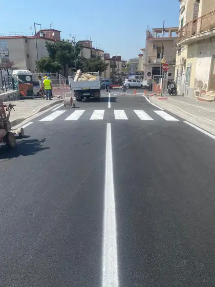 Segnaletica orizzontale — Pollena Trocchia (NA), fotografia 1 di 6