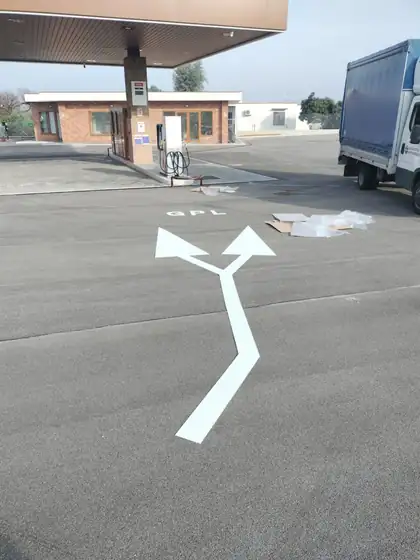 Segnaletica di un distributore di carburante — San Giuseppe Vesuviano (NA), fotografia 8 di 20